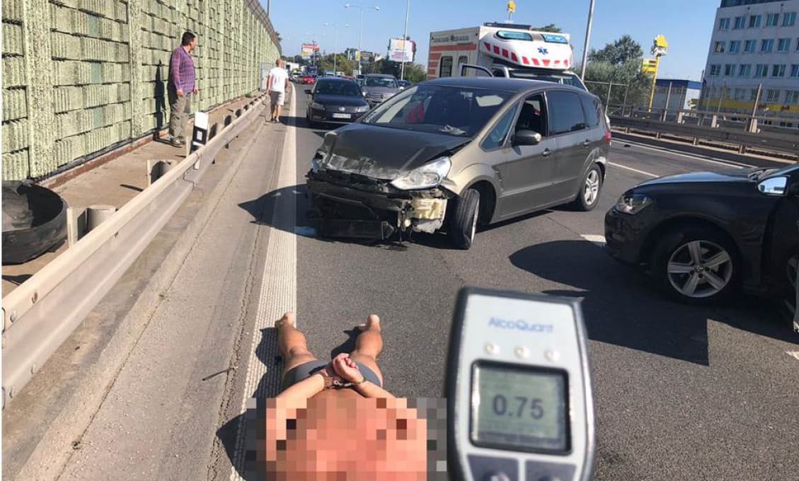 Opitý muž s troma deťmi v aute narazil do iného auta a do zvodidiel