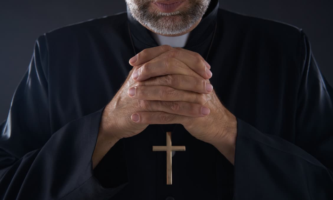 Pastor zatknutý za údajné užívanie pervitínu s farníkmi a vyháňanie diabla z batoľaťa