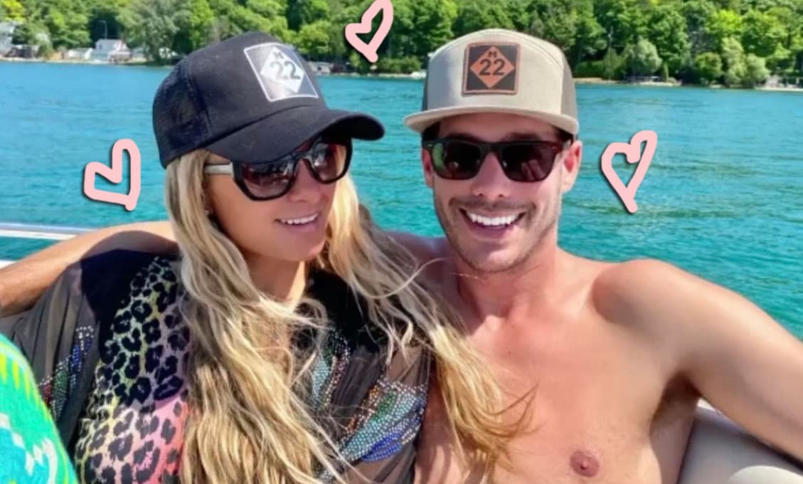 Zamilovaná Paris Hilton: Priateľa venčí a psa bozkáva!