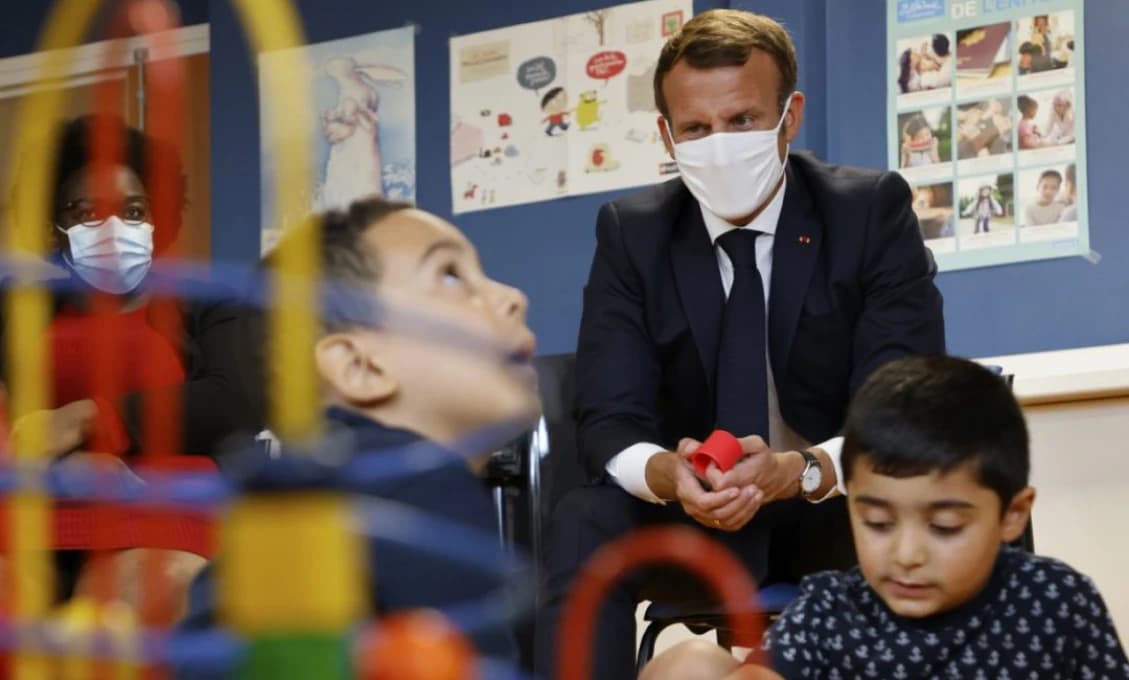 Macron chce „viac arabčiny na školách“, aby zabránil mládeži vkĺznuť do radikalizmu
