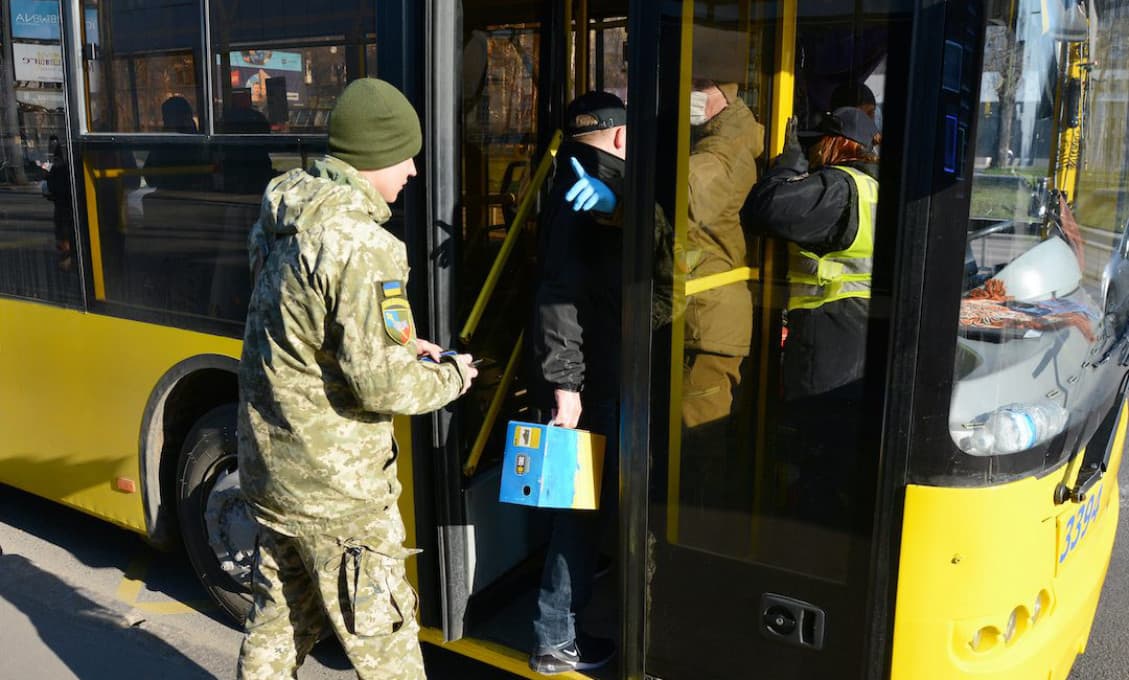 Žena si odmietla dať v električke rúško, polícia musela spor riešiť fyzicky
