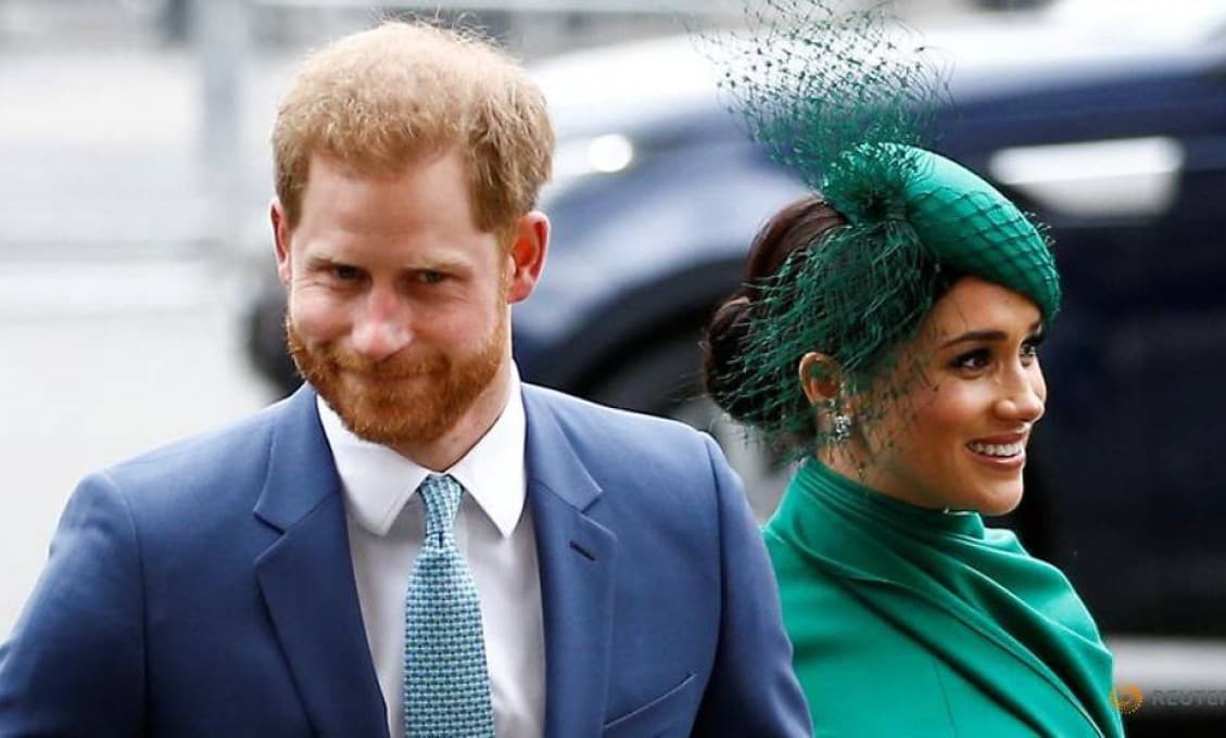 A je to tu! Meghan a Harry idú každý inou cestou