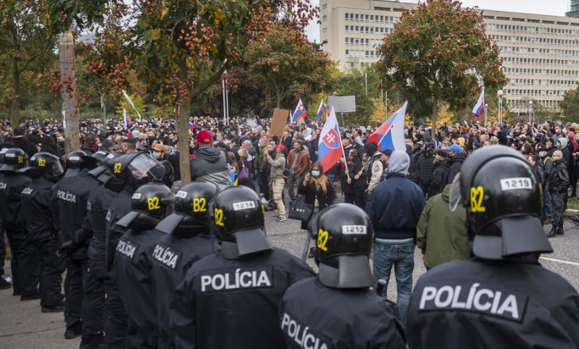 Na sobotnom proteste boli zranení štyria policajti