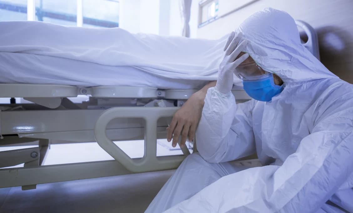 Počet obetí bude ešte rásť a ľudia začnú zomierať aj doma, hovorí patológ