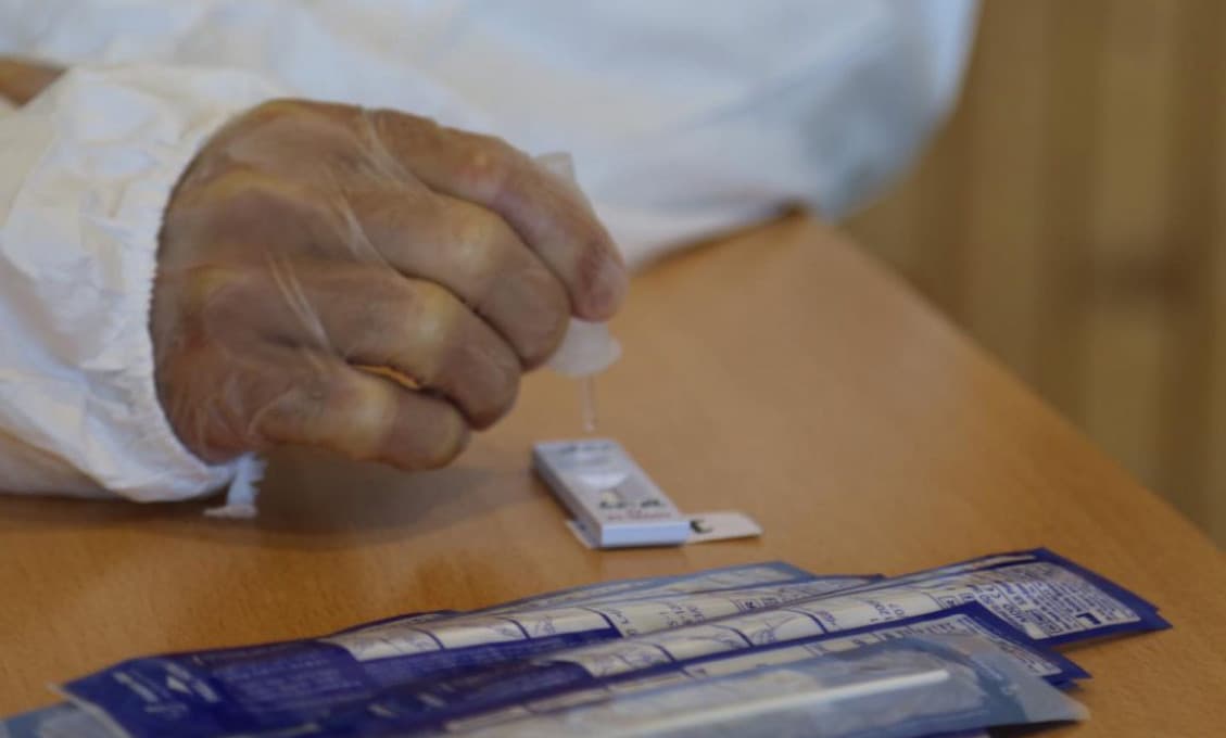 Pochybnosti o antigénových testoch: Pozitívni úradníci boli po kontrole PCR testami negatívni!