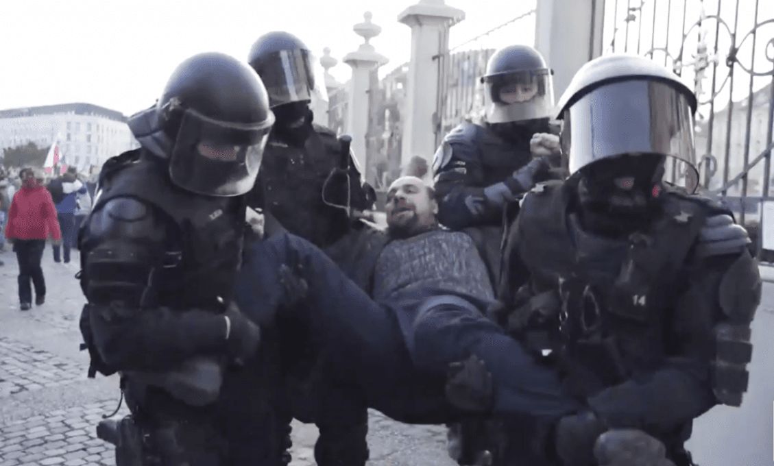 Na Hodžovom námestí dnes polícia zadržala poslanca NR SR Andreja Medveckého (VIDEO)