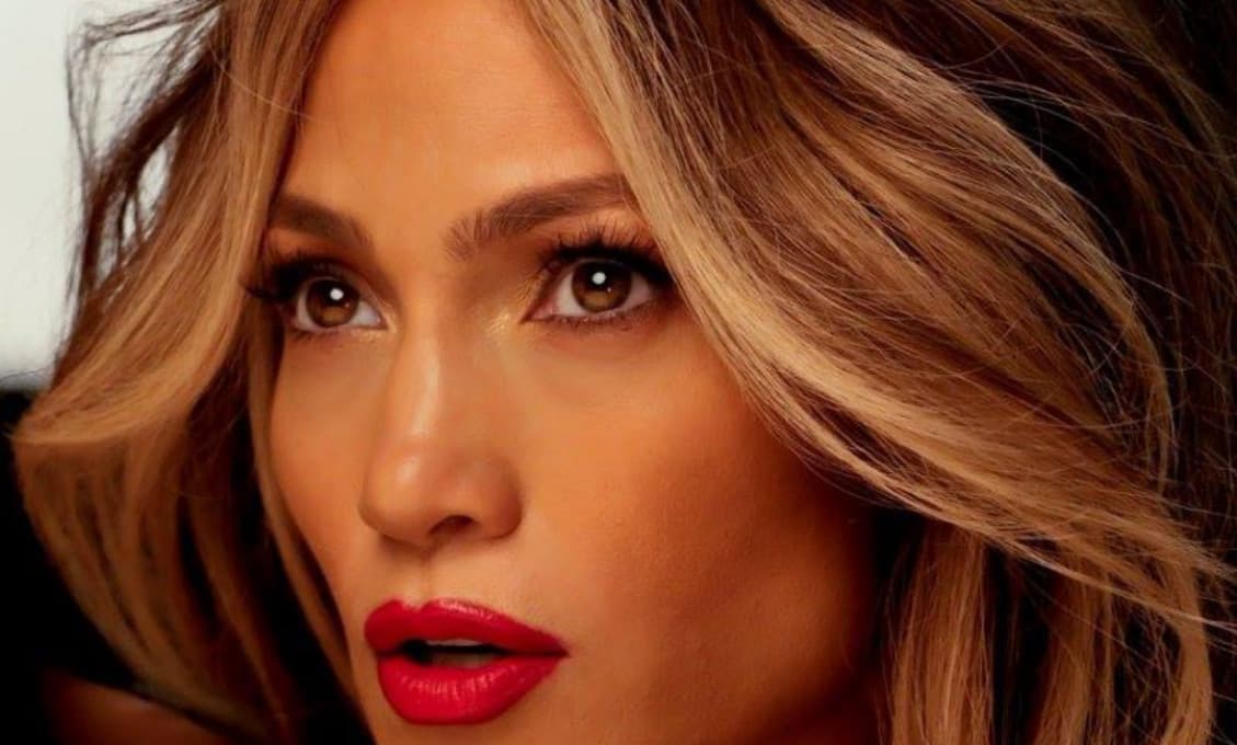 Krása rozhodne nemá dátum spotreby, tvrdí nahá Jennifer Lopez (VIDEO)