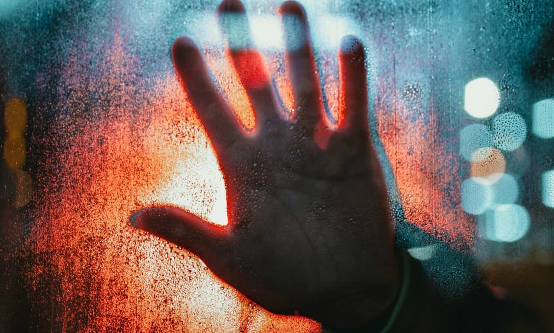 Opatrenia by sa mali prijímať s ohľadom na strach a následky, ktoré ľuďom pri sociálnej izolácii hrozia