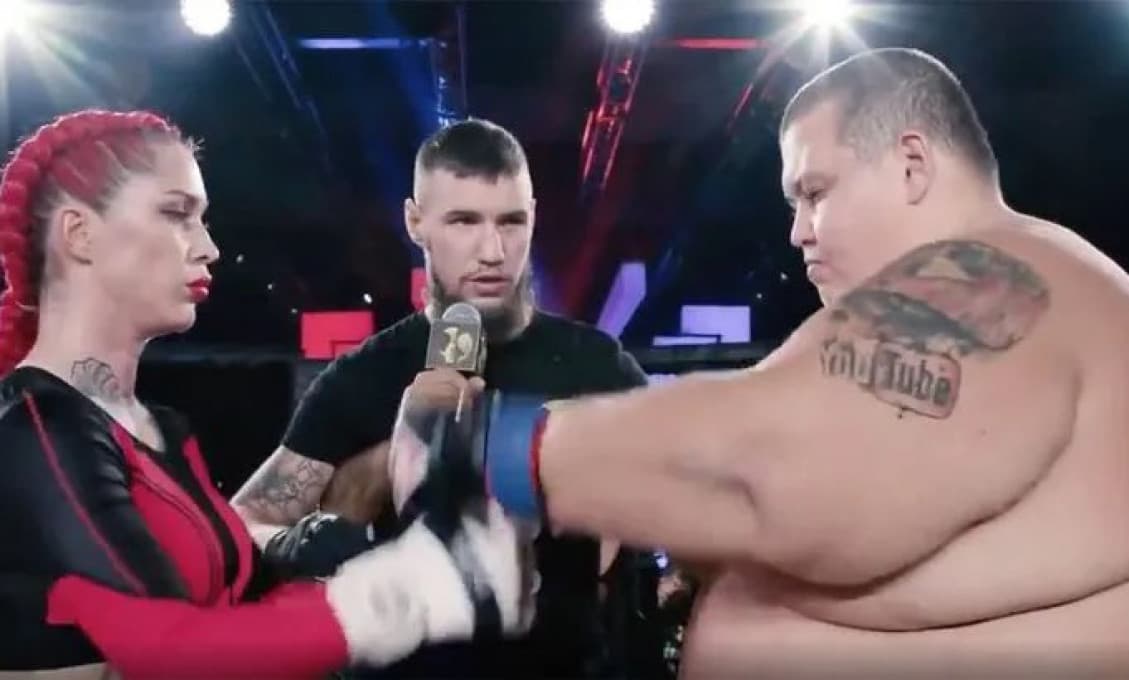 Odporné a zahanbujúce. Rozhodca UFC kritizuje zápas "obra" so ženou