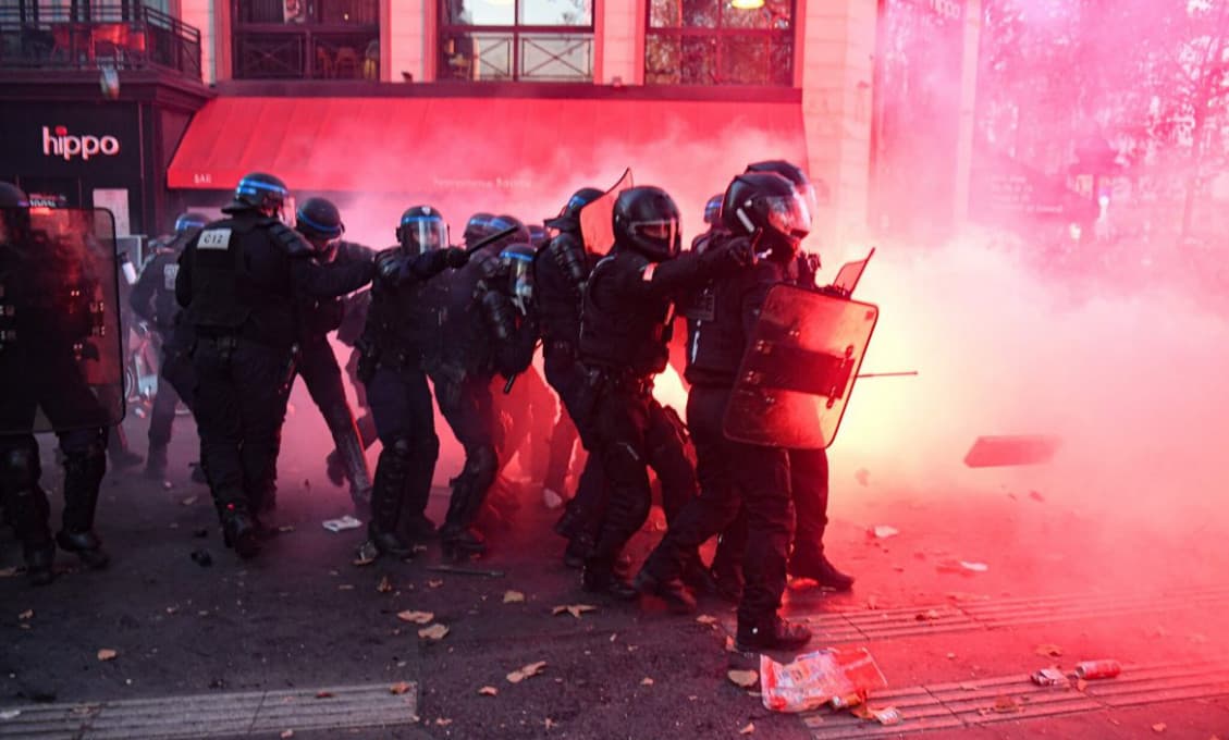 "Nebyť kamier, dnes som vo väzení," hovorí čierny Parížan na margo bitky od policajtov