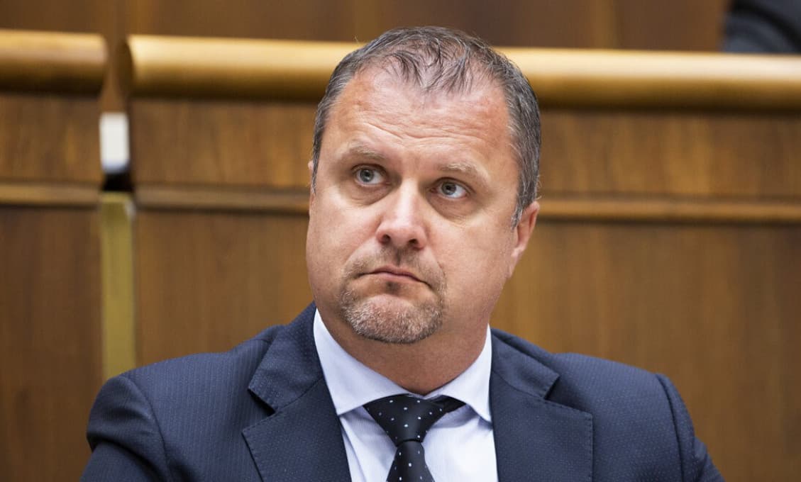 Bývalý podpredseda parlamentu na adresu kritika: Zakomplexovaný jeb...tý k...t!