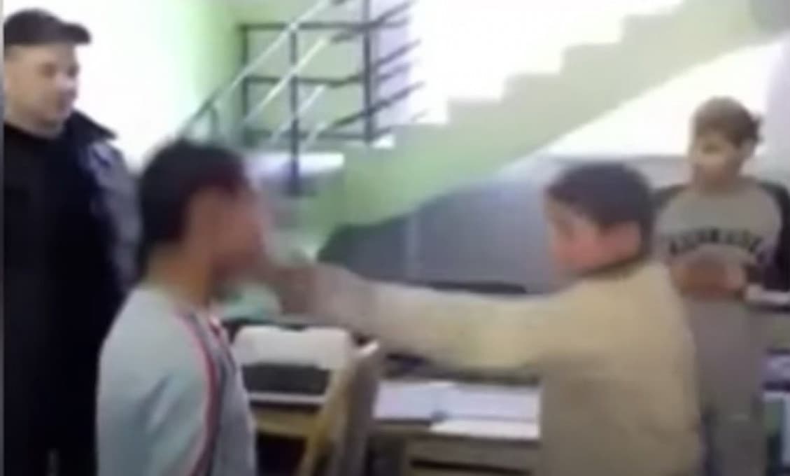 Policajti, ktorí mali podľa videa šikanovať rómskych chlapcov, sú definitívne nevinní