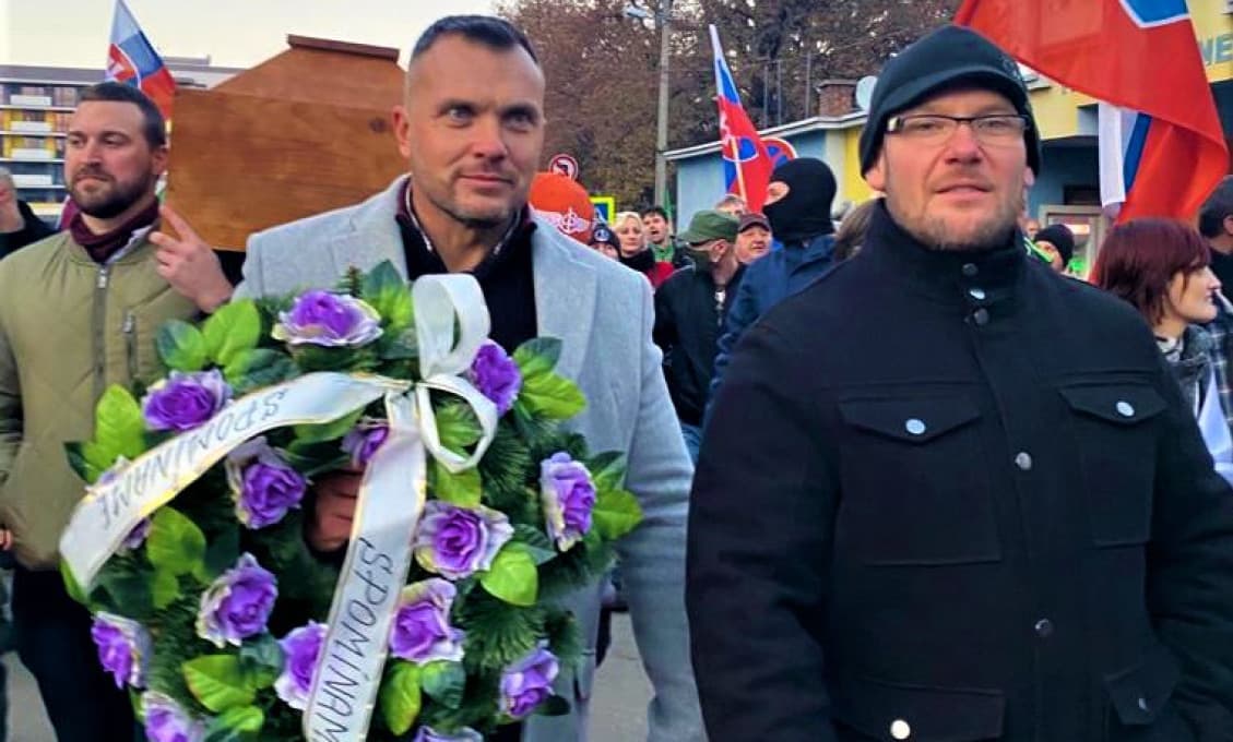 Problémy pre truhlu a veniec pred Matovičovým domom? Polícia už zbiera videá