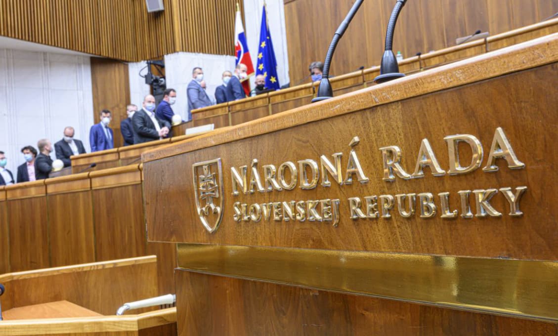 Parlament schválil zmeny, ktoré umožnia predlžovanie núdzového stavu (AKTUALIZOVANÉ)