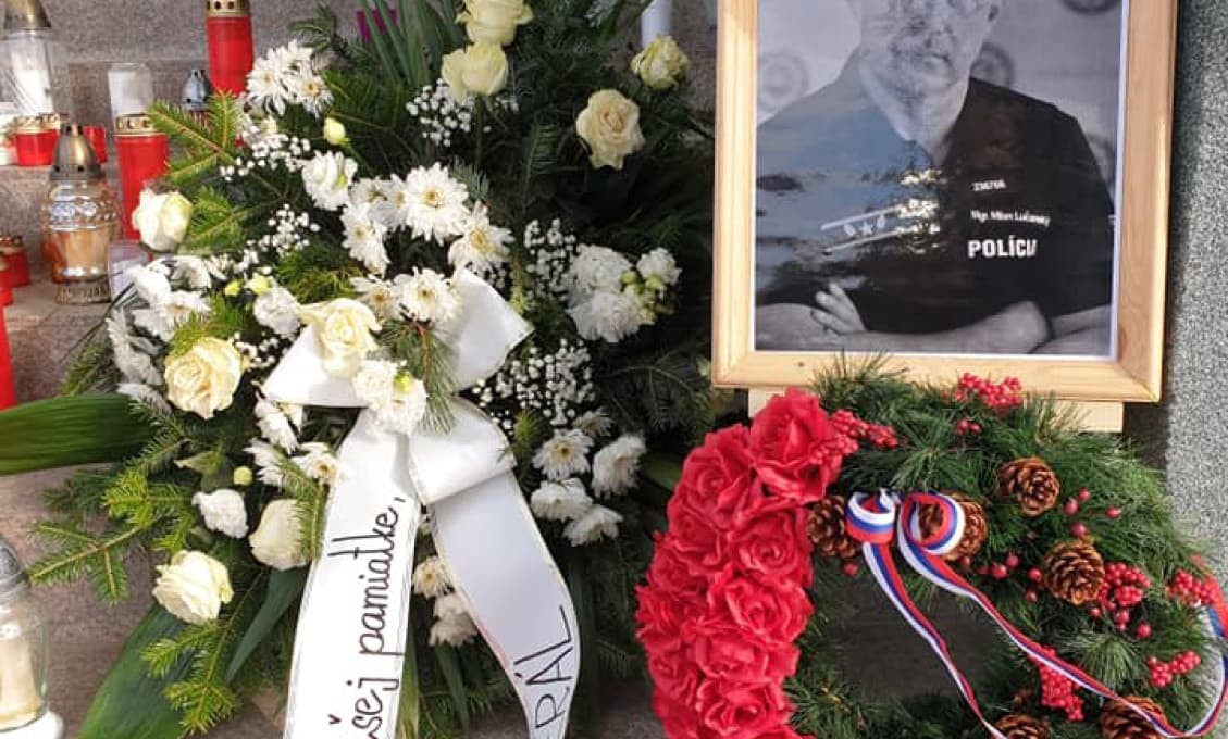 Pred prezídium PZ sa s generálom prišli rozlúčiť desiatky ľudí. Ďalší mieria k úradu vlády