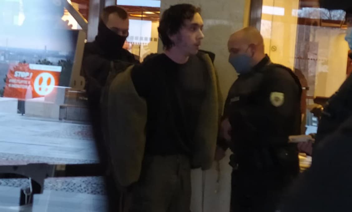 Dráma v Národnej rade: Do parlamentu sa chcel dostať mladík so sekerou v ruke!