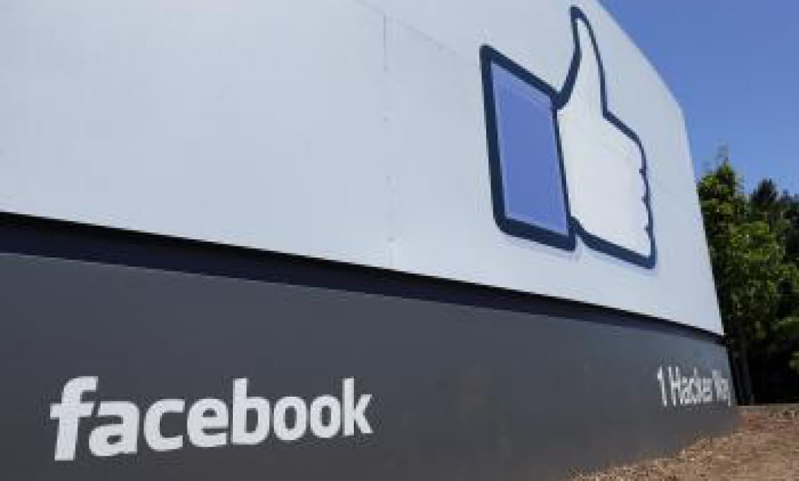 Facebook natrvalo prestane odporúčať používateľom skupiny s politickou tematikou