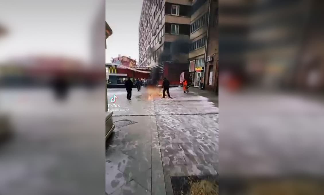 V Moskve sa podpálil muž