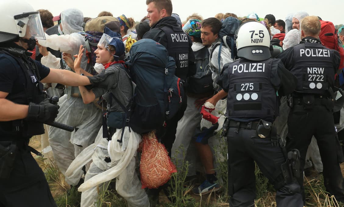 Proti vládnym protipandemickým opatreniam v Nemecku protestovali stovky ľudí
