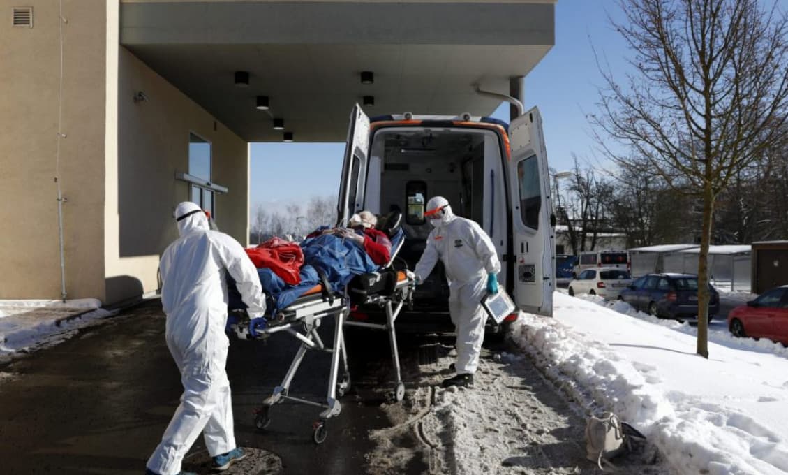 Preplnené nemocnice, nedostatok zdravotníkov a znižujúca sa šanca na prežitie. Tak vyzerá Krajčího zdravotníctvo