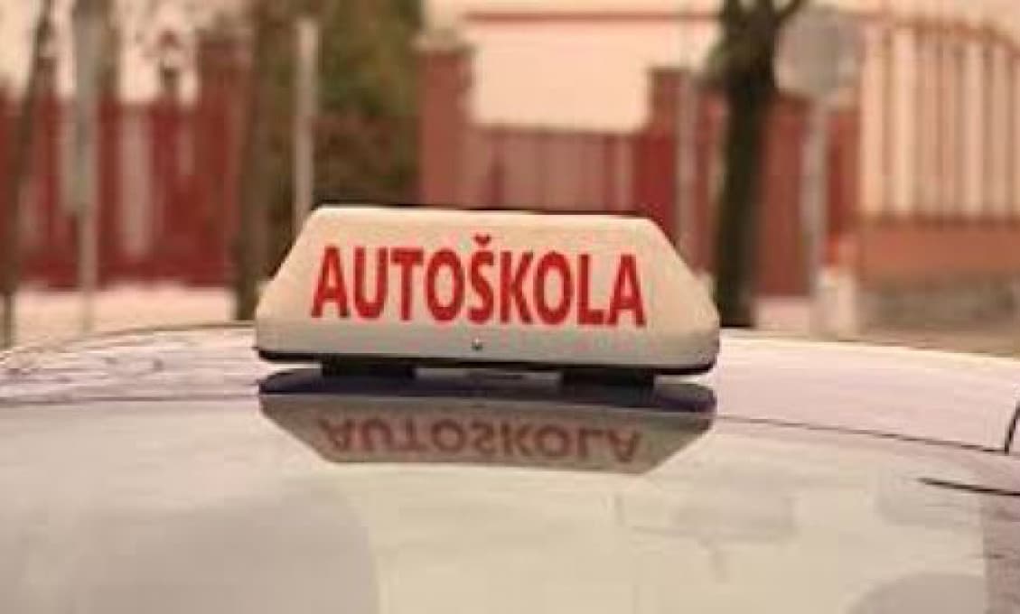 Smutná správa pre žiakov autoškôl. Výučba v kurzoch sa opäť na neurčito zastavuje!