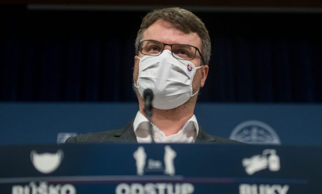 Náš najdôležitejší pendler, vicepremiér Holý, sa už druhýkrát nakazil. Pôjde konečne do karantény?