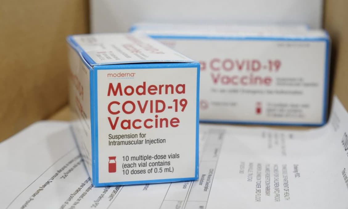 Vakcína Moderna môže spôsobiť zápal a vyrážky kože