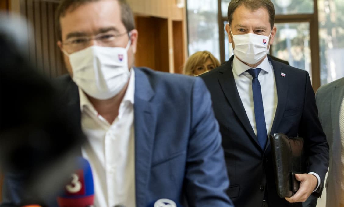 Ako zvládli rok s koronou politici? "Na voličov kašlú, odborníkov okrikujú, vedcom sa posmievajú"