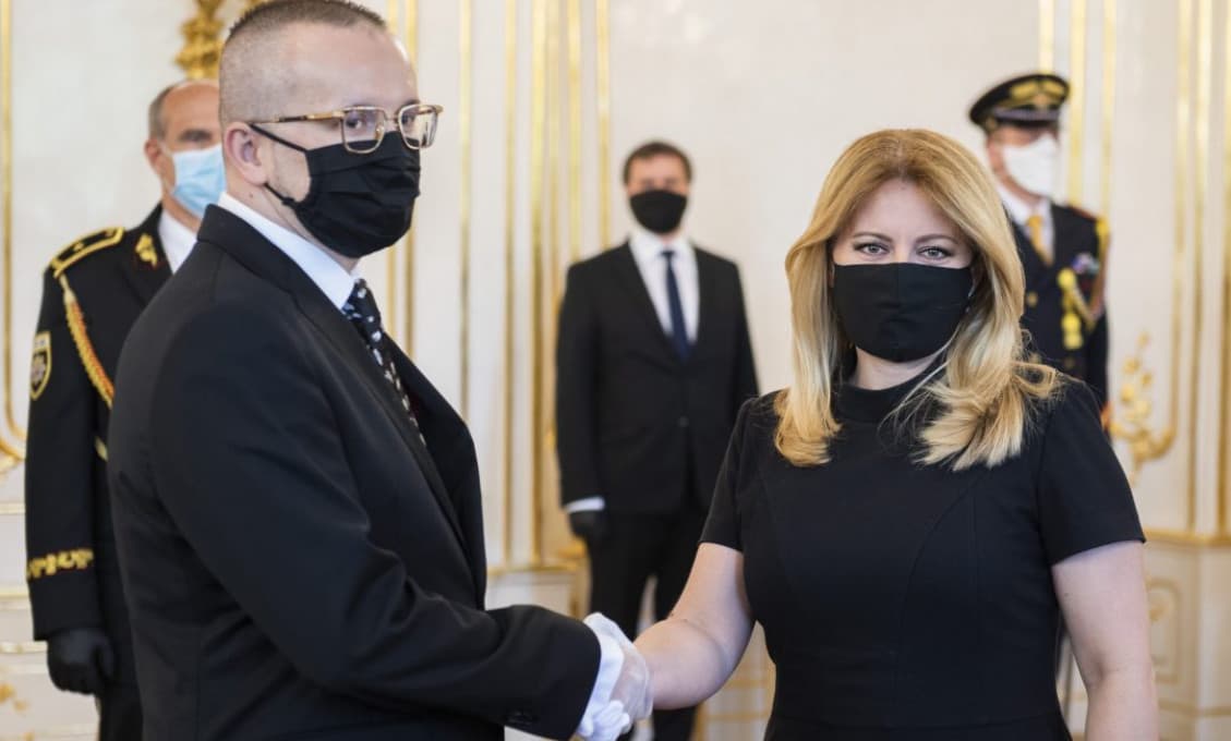 Prezidentka dočasne postavila mimo službu šéfa SIS