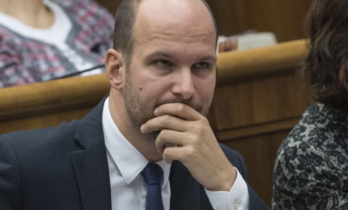 Grendel a Krúpa z OĽaNO konšpirujú o údajnom únose Vietnamca a navážajú sa do Žilinku