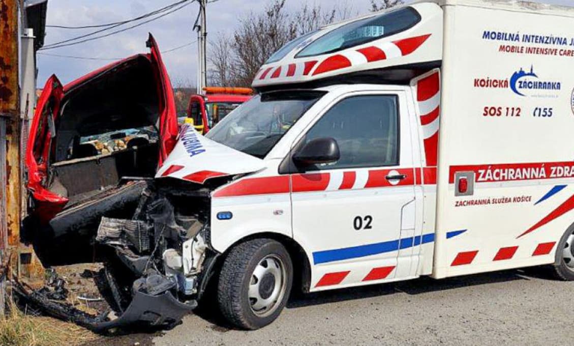 Zo záchrany nočná mora. Sanitka v Košiciach zmietla dvoch mužov vystupujúcich z auta