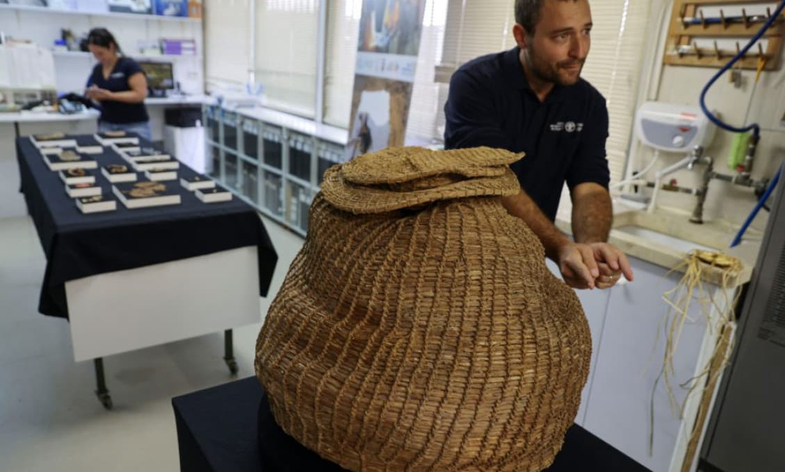 Archeológovia objavili dvetisícročné biblické zvitky a neporušený kôš starý 10 500 rokov