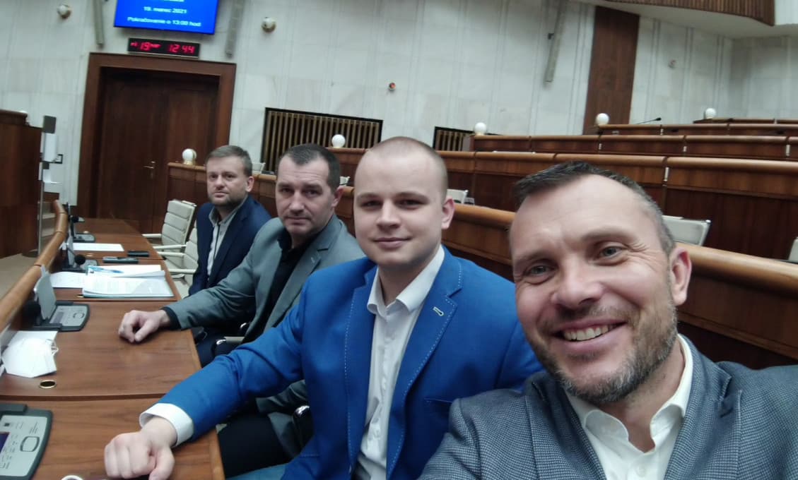 Mazurek: "Pracovná morálka draho zaplatených pajácov. Zákony v skrátenom konaní a na hlasovanie neprídu"