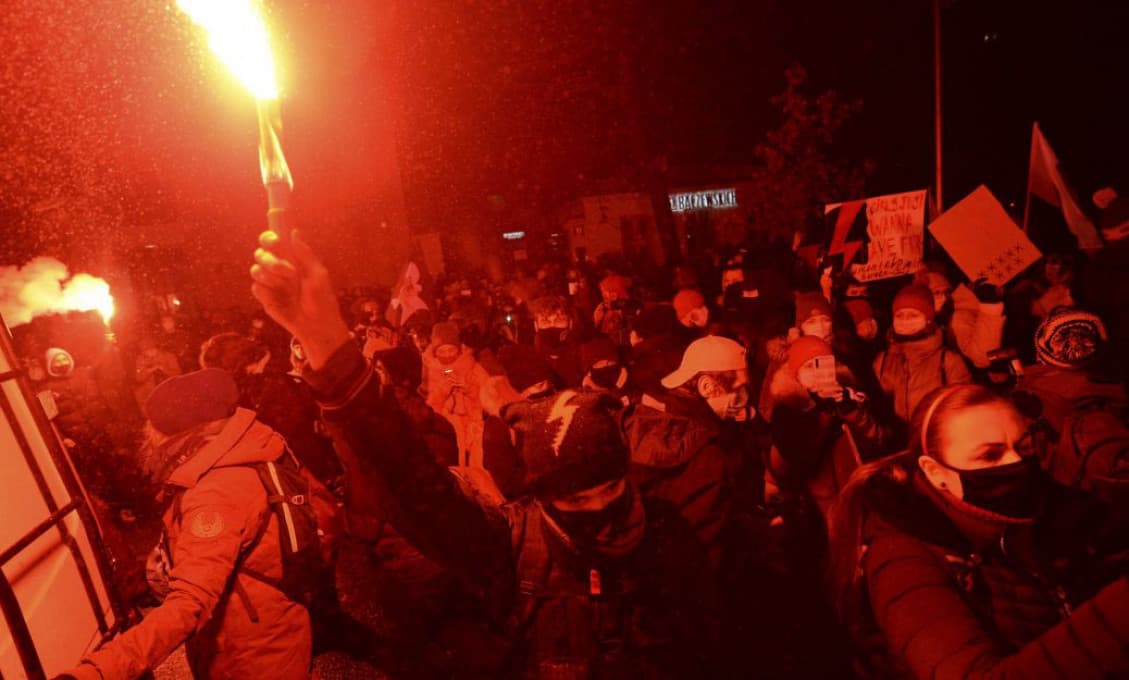 Ukrajinskí radikáli počas protestu v Kyjeve zdemolovali prezidentský úrad (VIDEO)