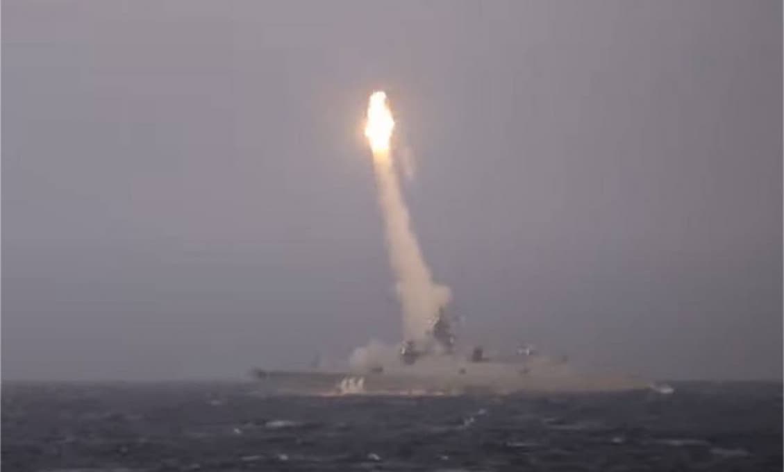 Fregata Admiral Gorškov v Barentsovom mori vycerila NATO zuby. Cvične odpálila rakety Zirkon