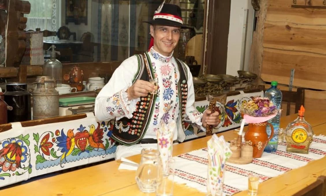 Kto z politikov mal najkrajší korbáč? Pozrite si foto, ako prežili veľkonočnú šibačku