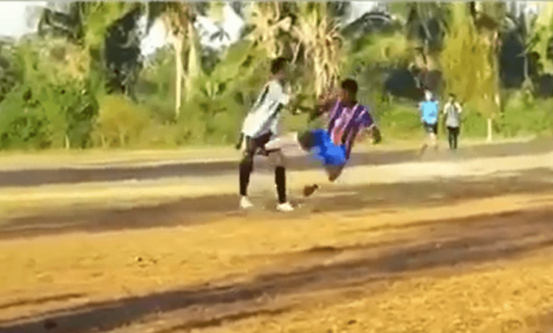 Máte radi futbal? Tieto obranné „chuťovky“ sú však len pre silné žalúdky (VIDEO)