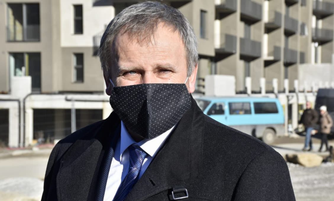 "Niekde sa stala chyba," kritizuje Remišovú jej vlastný poslanec a zvažuje, či si vláda vôbec zaslúži jeho dôveru