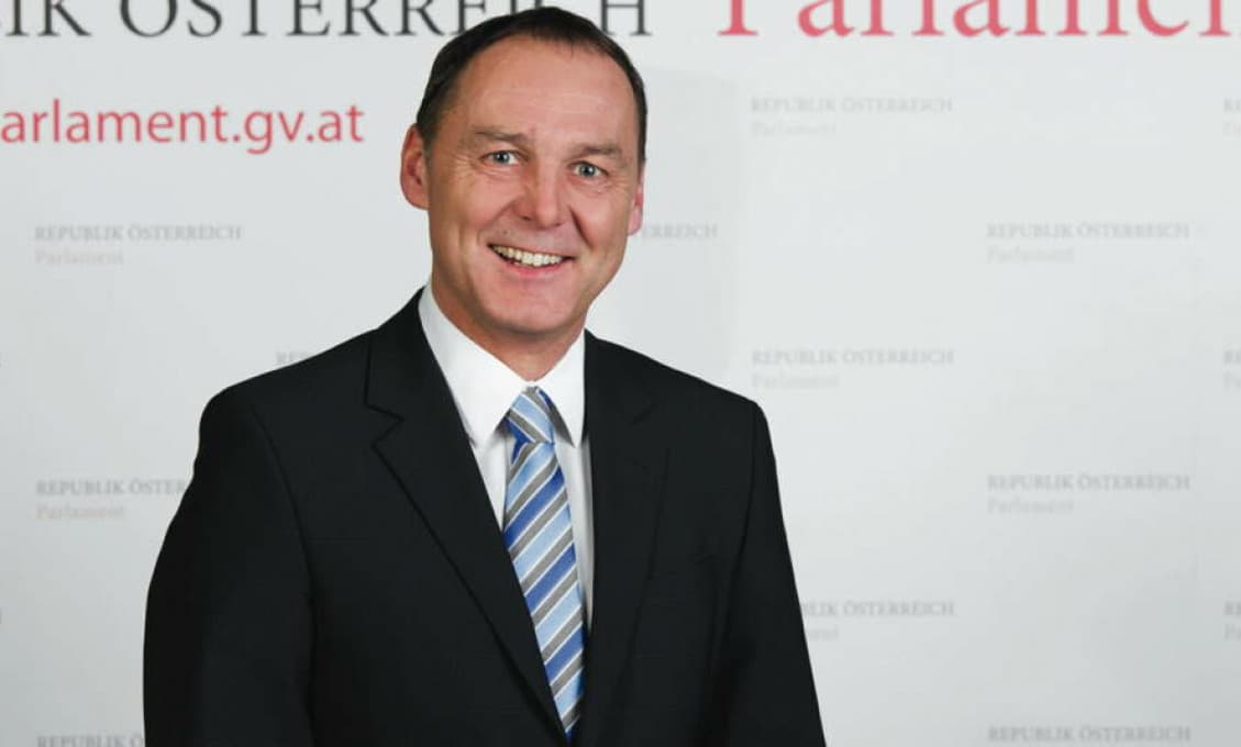 Rakúsky poslanec varoval v parlamente pred karcinogénnymi látkami v respirátoroch