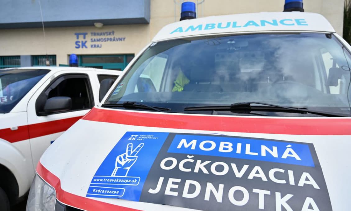 Mladí, neponáhľajte sa s očkovaním! Po AstraZenece sa objavujú otázky aj o Pfizeri