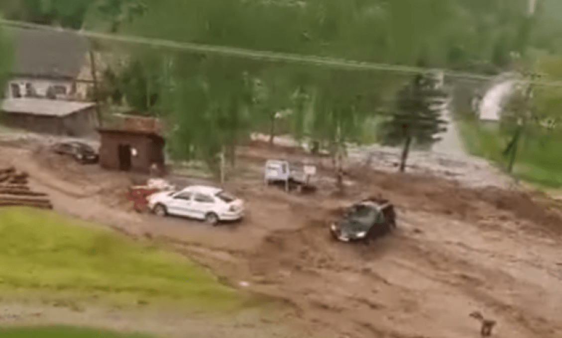 Desivá apokalypsa v Rudne nad Hronom. Voda brala autá akoby boli hračkárske (VIDEO)