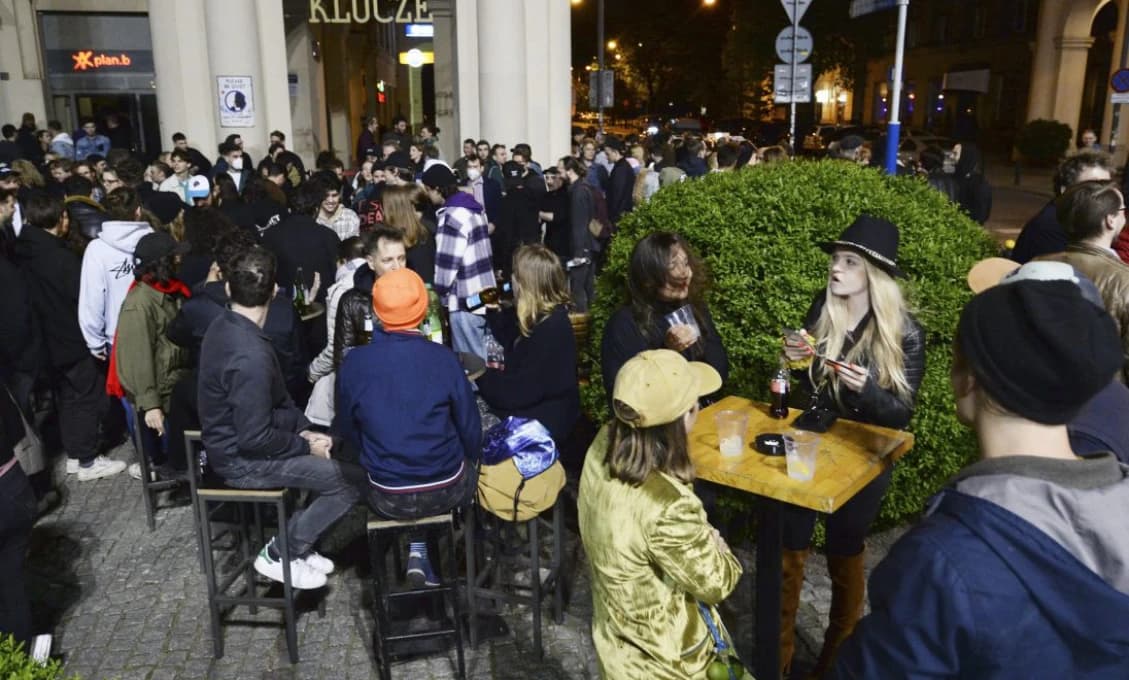 Francúzi sú už unavení z lockdownu, no polícia má príkaz tvrdo zasiahnuť