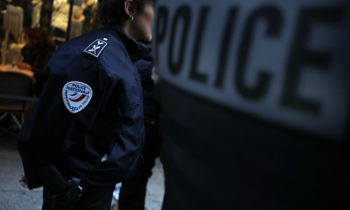 Neďaleko francúzskeho Nantes dobodali policajtku, páchateľ je na úteku