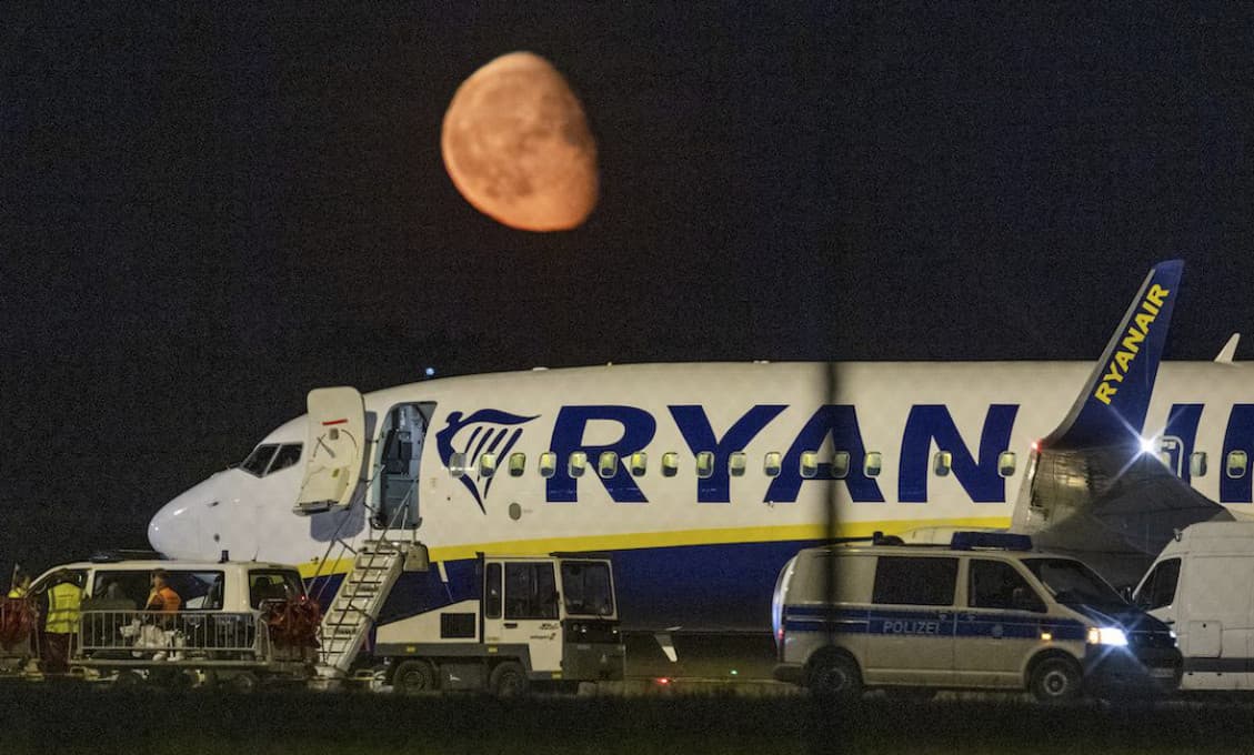 Lietadlo Ryanair z Dublinu do Krakowa donútili pristáť v Nemecku a nikto sa nad tým nepohoršuje