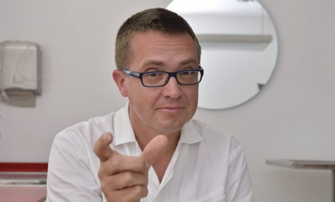 Po očkovaní prišla reakcia. Českému moderátorovi ochrnula polovica tváre!
