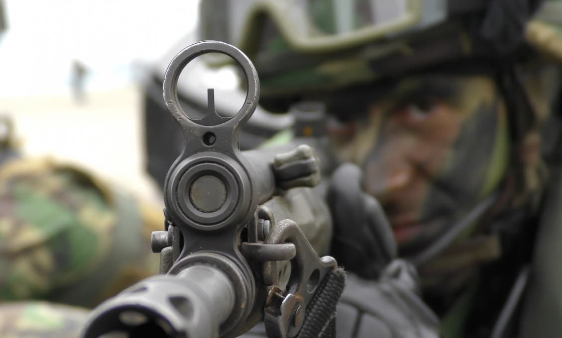 „Belgický Rambo“ povstal a po zuby ozbrojený sa rozhodol postaviť proti covid tyranii (Alexander Cyganov)