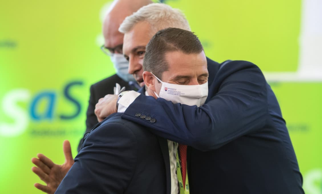 Kariérny diplomat Korčok sa vyfarbil. Zúčastnil sa straníckeho snemu SaS a hrkútal si s Klusom