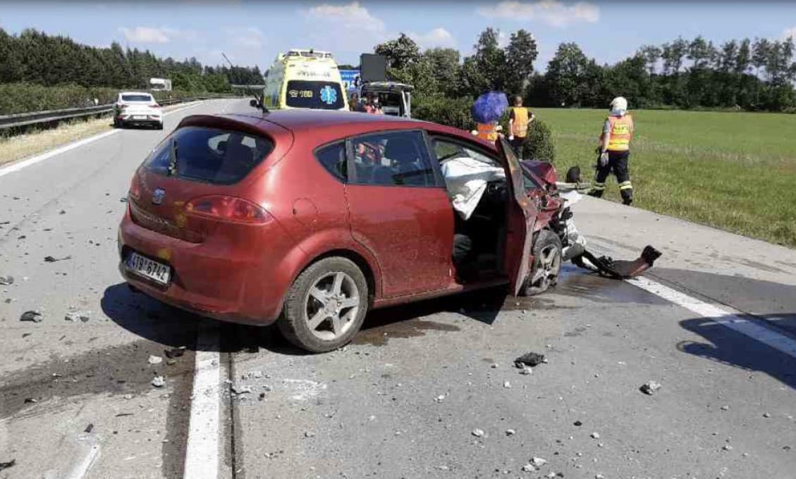 Na diaľnici popraskanej z horúčav došlo k reťazovej nehode. Zranených je 10 ľudí