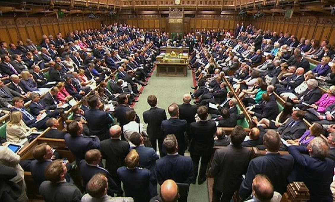 Britský minister zdravotníctva Matt Hancock podal demisiu, lebo porušil pravidlá lockdownu