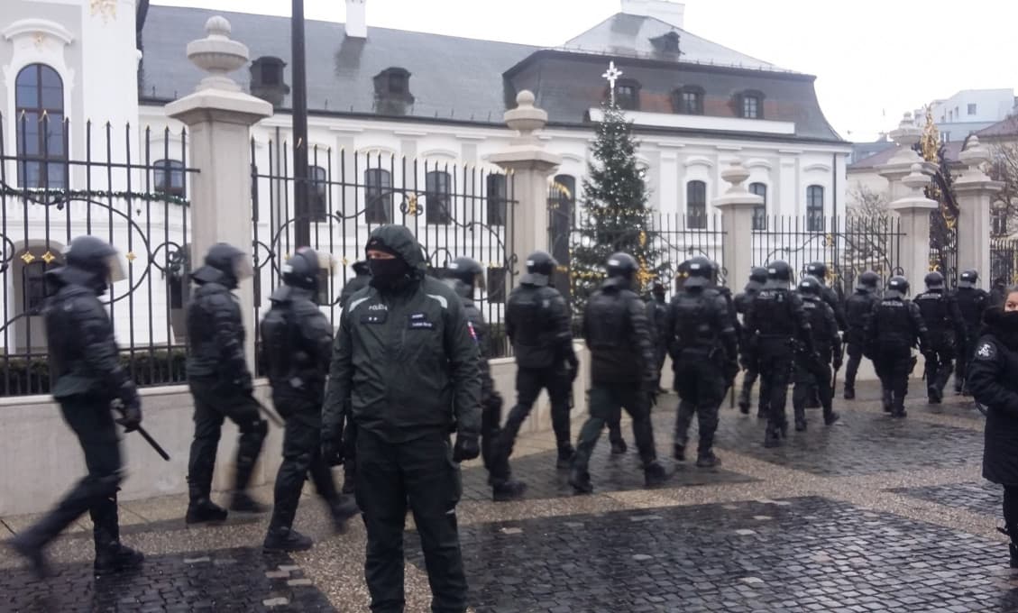 Čech hádzal kamene na políciu počas demonštrácie v Bratislave: Dostal päť rokov, hrozilo mu doživotie